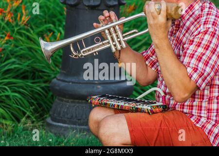 le musicien de rue joue l'artiste trompette melodica Banque D'Images