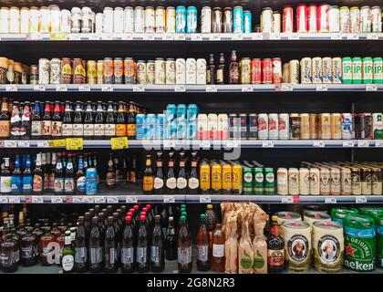 Bière en bouteilles et canettes sur les étagères de l'épicerie, Moscou 02072021 Banque D'Images