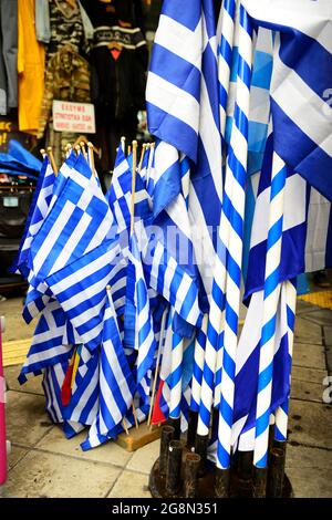 Drapeaux grecs vendus dans un kiosque dans le centre d'Athènes, Grèce. Banque D'Images
