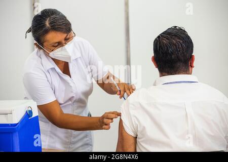 PLAYA DEL CARMEN, MEXIQUE - le 21 JUILLET 2021 : une personne reçoit un vaccin Covid-19 contre le SRAS-COV-2 qui cause la maladie à coronavirus, lors d'une campagne de vaccination domestique pour les personnes de 30-39 ans, le 21 juillet 2021 à Playa del Carmen, au Mexique. (Photo par Eyepix Group/Pacific Press) crédit: Pacific Press Media production Corp./Alay Live News Banque D'Images