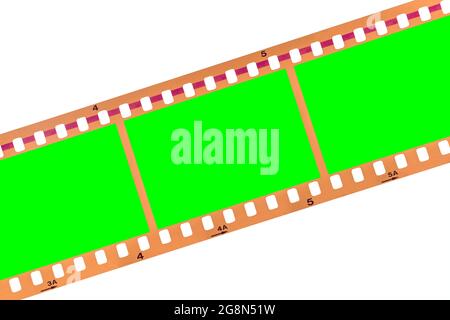 Gros plan de la bande de film vintage isolée sur blanc avec des cadres d'écran vert chroma. Banque D'Images