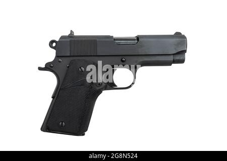 Pistolet à main semi-automatique de calibre 45 noir isolé sur blanc. Banque D'Images