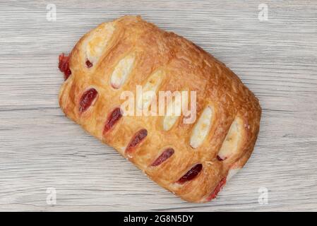 Vue sur le dessus du sandwich croissant au jambon et au fromage est texturé avec une croûte de flakey pour un plaisir de petit déjeuner. Banque D'Images