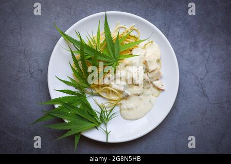 Cannabis nourriture nature herbe concept, Spaghetti carbonara sur l'assiette avec feuille de cannabis - plante de feuilles de marijuana Banque D'Images