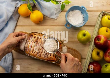 Une femme a décoré la tarte aux pommes de Thanksgiving sous forme de verre avec du sucre en poudre Banque D'Images