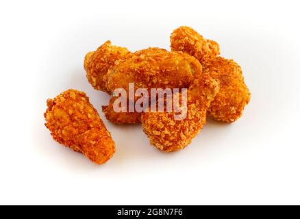 Tas de poulet frit isolé sur fond blanc. Banque D'Images