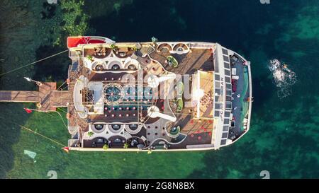 Mugla, Turquie. 21 juillet 2021. (NOTE DE L'ÉDITEUR: Image prise avec un drone) vue aérienne d'un bateau de fête vide. Un des quartiers touristiques les plus populaires de Turquie, Bodrum municipal de Mu?la continue d'attirer des touristes du monde entier. La plupart de ces touristes sont des Russes, des Allemands et des Asiatiques. Sur Eid El-Adha, les touristes turcs ont fait de Bodrum l'une de leurs régions les plus visitées en raison de la semaine des fêtes religieuses. Crédit : SOPA Images Limited/Alamy Live News Banque D'Images