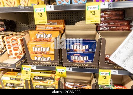 Arnotts Tim Tam biscuits en différentes saveurs à vendre à prix réduit dans un supermarché australien à Sydney, Nouvelle-Galles du Sud, Australie Banque D'Images