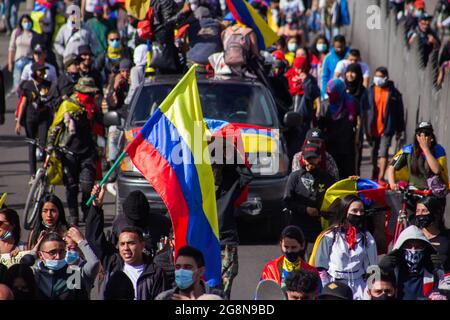 Les manifestants brandillent les drapeaux colombiens lors d'une nouvelle journée de manifestations anti-gouvernementales lors de la célébration de l'indépendance de la Colombie par rapport à l'espagne en 211, des manifestations se sont élevées dans des affrontements dans diverses villes après l'intervention de la police anti-émeute colombienne ESMAD, à Bogota, en Colombie, le 20 juillet 2021. Banque D'Images