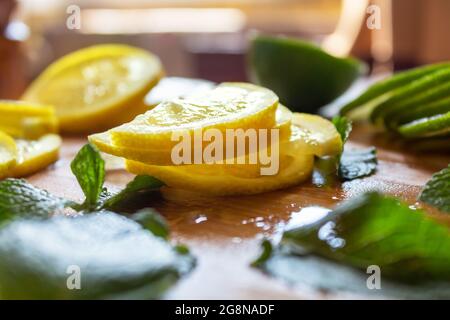 Tranches de citron frais et de citron vert. Table en bois. Banque D'Images