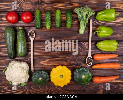 Divers légumes colorés sur fond de bois. La nourriture est un pas. Banque D'Images