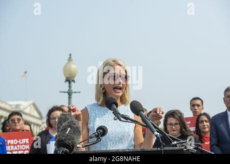 Washington, États-Unis. 21 juillet 2021. Mary E. Miller, représentante des États-Unis (républicaine de l'Illinois), fait des remarques pour introduire une législation pro-vie lors d'une conférence de presse en dehors du Capitole des États-Unis à Washington, DC, USA, le mercredi 21 juillet, 2021. Photo de Rod Lamkey/CNP/ABACAPRESS.COM crédit: Abaca Press/Alay Live News Banque D'Images