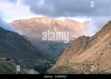 Pics dans la vallée de la chaîne de montagnes d'Alborz, près de Mt. Damavand, Iran. Heure d'or dans les majestueuses montagnes asiatiques. Banque D'Images