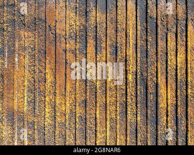 la vieille surface ondulée rouillée de la feuille métallique est décolorée et endommagée. fond industriel texturé. Banque D'Images