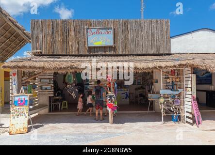 Kiosque à souvenirs fait main avec divers oroduits, Mahahual, Costa Maya, Mexique Banque D'Images