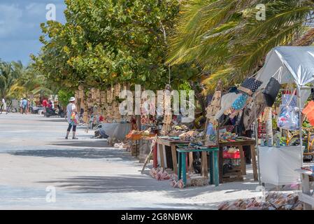 Kiosque à souvenirs fait main avec divers oroduits, Mahahual, Costa Maya, Mexique Banque D'Images