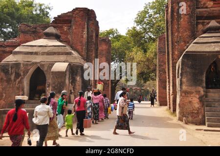 Ancienne porte d'entrée de bâtiment à Thiri Zaya Bumi Bagan Golden Palace pour les birmans les voyageurs étrangers voyagent à Bagan ou Pagan antique ville Banque D'Images