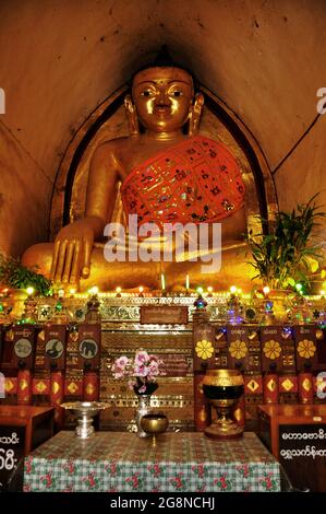 Statue de bouddha d'or de Maha Bodhi Phaya ou de Mahabodhi Pagoda temple pour les birmans voyageurs étrangers visite respect prière à Bagan ou Pagan Banque D'Images