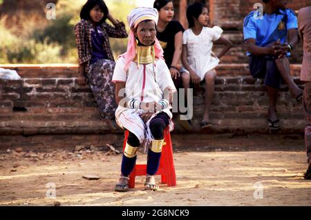 Kayan Lahwi femme groupes ethniques de l'État de Kayah de Karen les gens portent les anneaux de cou en laiton dans le village de long cou pour les voyageurs Voyage à Bagan ou Pagan o Banque D'Images