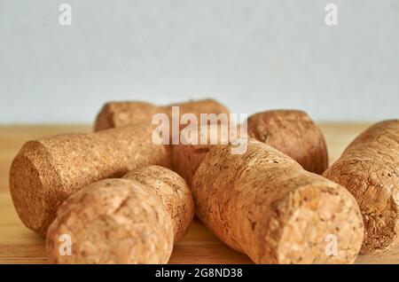 Beaucoup de bouchons à champagne sont posés sur une table en bois. Banque D'Images