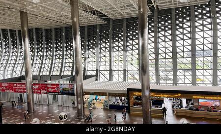 Simferopol, Crimée-juin 23, 2021: L'intérieur de l'aéroport avec les gens. Banque D'Images