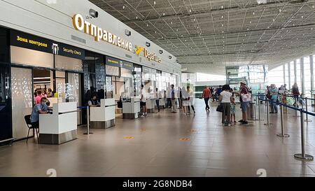 Simferopol, Crimée-juin 23, 2021: L'intérieur de l'aéroport avec les gens. Banque D'Images