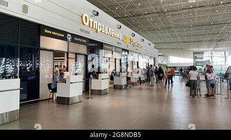 Simferopol, Crimée-juin 23, 2021: L'intérieur de l'aéroport avec les gens. Banque D'Images