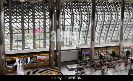 Simferopol, Crimée-juin 23, 2021: L'intérieur de l'aéroport avec les gens. Banque D'Images