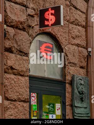 Panneaux euro et dollar américain sur les tableaux de change à l'extérieur du bâtiment historique dans le centre de Moscou, en Russie Banque D'Images