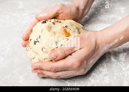 Pâte pour stolle aux fruits secs et aux fruits confits. Banque D'Images