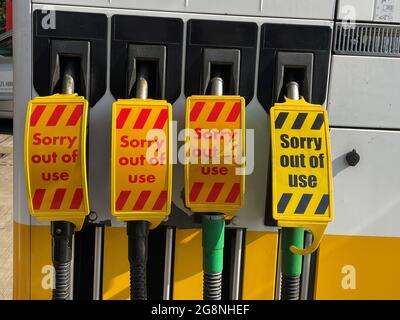 Couvre les pompes à carburant d'une station de remplissage Shell à Smithdown Road, Liverpool. Les livraisons aux supermarchés et autres entreprises du Royaume-Uni font face à une pénurie croissante de conducteurs, dont beaucoup sont auto-isolants après avoir été aidées par l'application NHS COVID. Date de la photo: Mercredi 21 juillet 2021. Banque D'Images