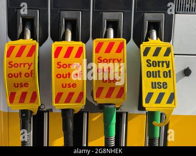 Couvre les pompes à carburant d'une station de remplissage Shell à Smithdown Road, Liverpool. Les livraisons aux supermarchés et autres entreprises du Royaume-Uni font face à une pénurie croissante de conducteurs, dont beaucoup sont auto-isolants après avoir été aidées par l'application NHS COVID. Date de la photo: Mercredi 21 juillet 2021. Banque D'Images