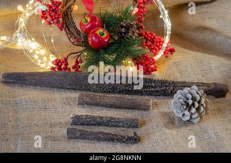 Composition festive avec gâteries pour chiens sur le sac. Estomac de bœuf séché. Tripe de bœuf de différentes tailles. Gâteries pour animaux de compagnie à croquer. Couronne de Noël à l'arrière Banque D'Images