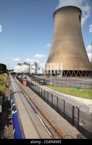 Les wagons de biomasse de marque Drax formant le service de 1013 Immingham à Drax Power Station arrivent à destination le 20/7/21. Banque D'Images