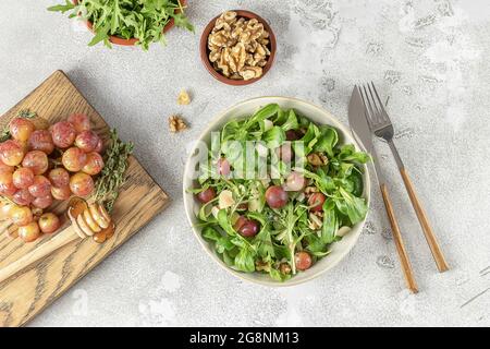 Mélange de saveurs de raisins rôtis caramélisés avec du miel, de l'arugula, du noyer et du pecorino. Banque D'Images