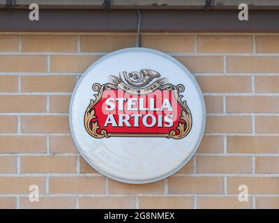 Sint Gillis Waas, Belgique, 11 juillet 2021, panneau rond contre mur de briques avec le logo de la marque Stella Artois qui peut être illuminé Banque D'Images