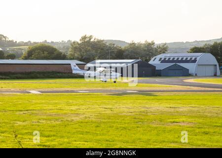 Un avion léger atterrissant sur la piste d'atterrissage à l'aéroport Newtownards dans le comté en bas de l'Irlande du Nord Banque D'Images