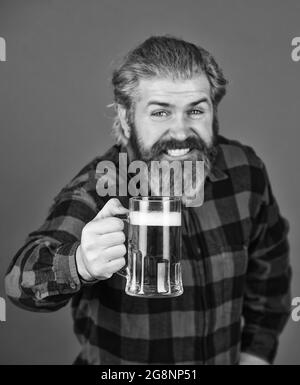 Concept Joyeux Anniversaire Faites De La Gorgee Celebrez Avec De L Alcool Savoir Faire Homme Barbu Mature Tient Le Verre A Biere Loisirs Et Fetes Homme Buvant Photo Stock Alamy