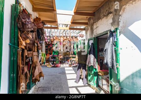 TÉTOUAN, MAROC - 18 février 2018 : marché des accessoires traditionnels dans la médina ancienne près de Bab Jiafin à TÉTOUAN, Maroc Banque D'Images