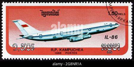 CAMBODGE - VERS 1986: Un timbre imprimé au Cambodge montre Ilyushin il-86, est un avion de ligne à large corps de courte à moyenne portée, vers 1986 Banque D'Images