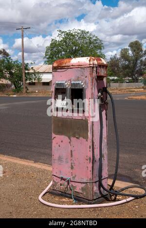 Cobar Australia, pompe à essence rose vintage dans la rue de la ville de campagne Banque D'Images