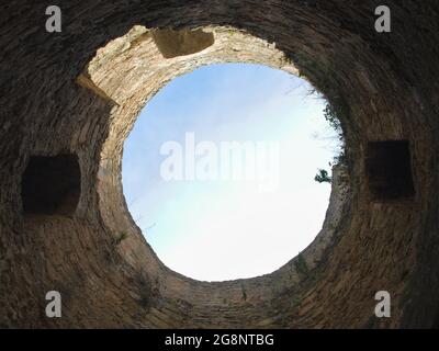 Vue sur le ciel à l'intérieur de l'ancienne tour en pierre Banque D'Images