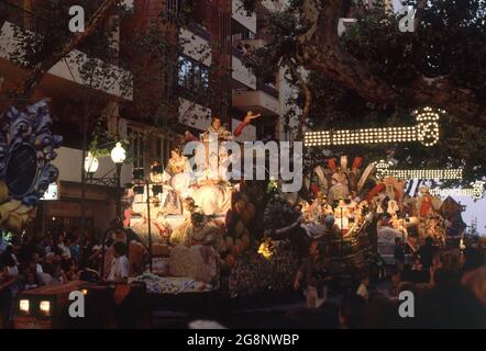 CARROZAS EN PROCESION - FESTIVIDAD DE LA VIRGEN DE LA SANGRE - JUNIO DE 1999. LIEU: FIESTAS DE LA VIRGEN DE LA SANGRE. Denia. Alicante. ESPAGNE. Banque D'Images