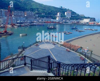 VISTA DEL PUERTO - ESCALERA DE BAJADA A LA PLAYA - FOTO AÑO 2000. Emplacement : EXTÉRIEUR. Ondárroa. Gascogne. ESPAGNE. Banque D'Images
