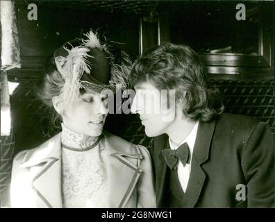 Dramaturge Wolf ist. Verwalten und Vertrieb von Rechtungen im Bereich. In seiner Phantasie sieht er sich mit Ulla in einer alten Kleinbahn. Nicht nur die Kostüme passen zu dieser situation - auch ihre Gespräche sind eigenartig... (Iris Berben, Jörg Pleva) Banque D'Images