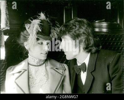 Dramaturge Wolf ist. Verwalten und Vertrieb von Rechtungen im Bereich. In seiner Phantasie sieht er sich mit Ulla in einer alten Kleinbahn. Nicht nur die Kostüme passen zu dieser situation - auch ihre Gespräche sind eigenartig... (Iris Berben, Jörg Pleva) Banque D'Images