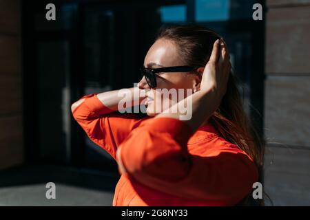 Portrait d'une fille à la mode de race blanche en lunettes de soleil et vêtements décontractés Banque D'Images