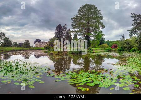 The Pond,and,Mansion,Wakehurst place,Sussex,Angleterre,Royaume-Uni Banque D'Images
