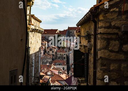 Casco antiguo amurallado de la Ciudad de Dobrovnik desde diversos puntos de vista, calles pequeñas y rincones que transportan a otra época Banque D'Images