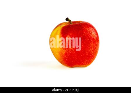 Pomme rouge avec feuilles vertes sur fond blanc, isolat de pomme Banque D'Images
